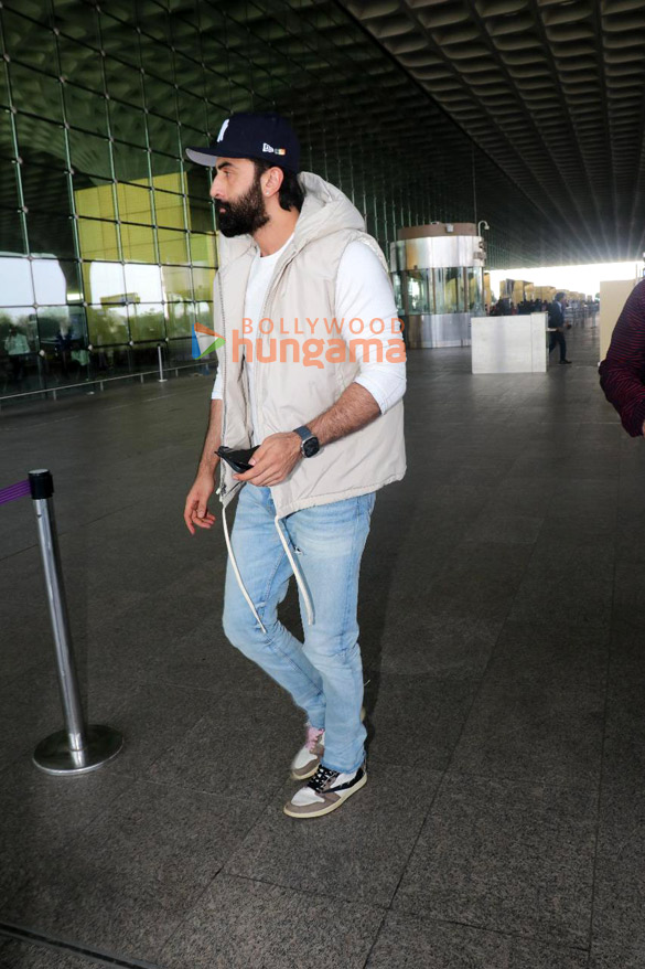 Photos Ranbir Kapoor snapped at the airport (1)