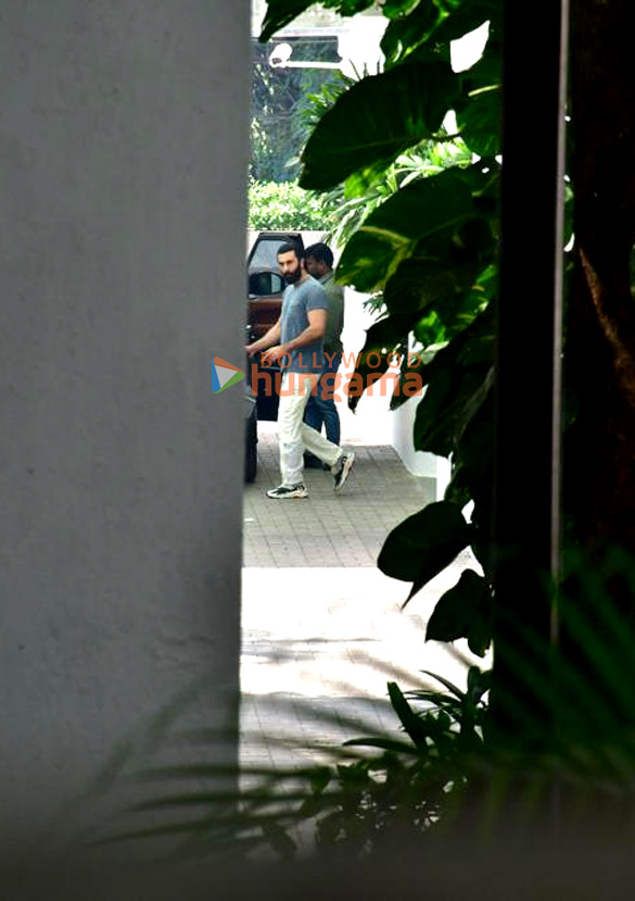 photos ranbir kapoor spotted at bandra 1