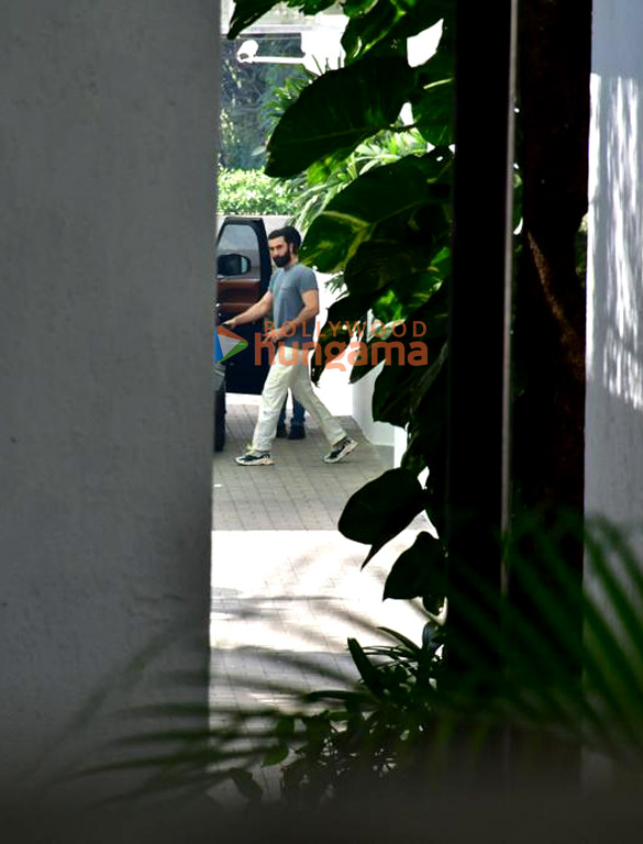 photos ranbir kapoor spotted at bandra 2