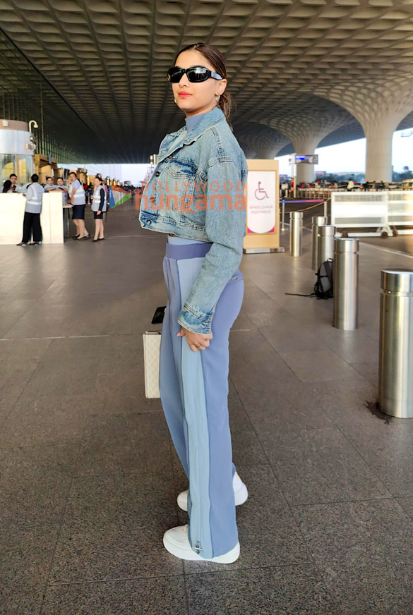 photos ranveer singh deepika padukone saiee manjrekar snapped at the airport 5