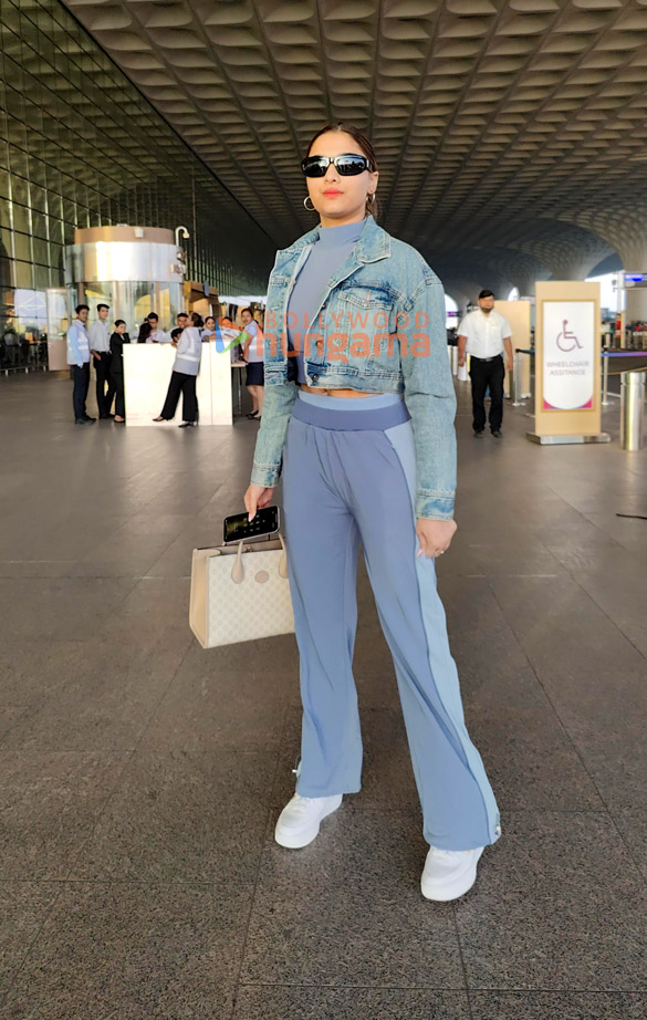 photos ranveer singh deepika padukone saiee manjrekar snapped at the airport 6