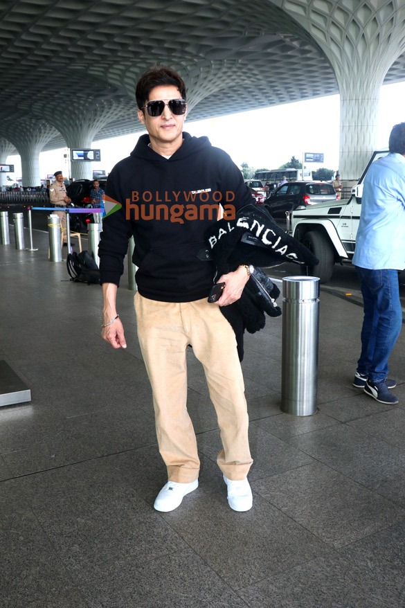 photos ranveer singh ridhima pandit and sharad kelkar snapped at the airport1 2