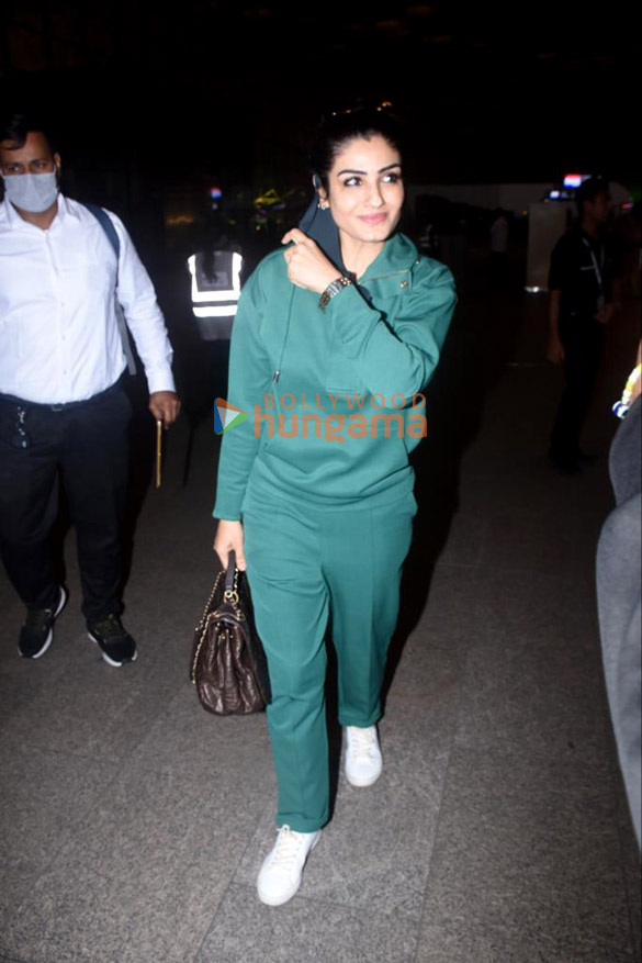 photos raveena tandon snapped at the airport 1 2