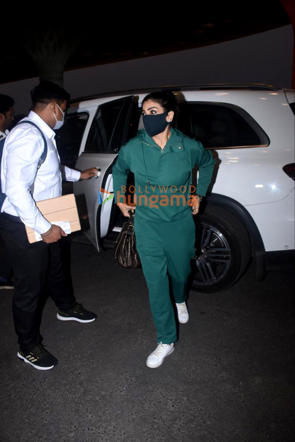 photos raveena tandon snapped at the airport 2 2