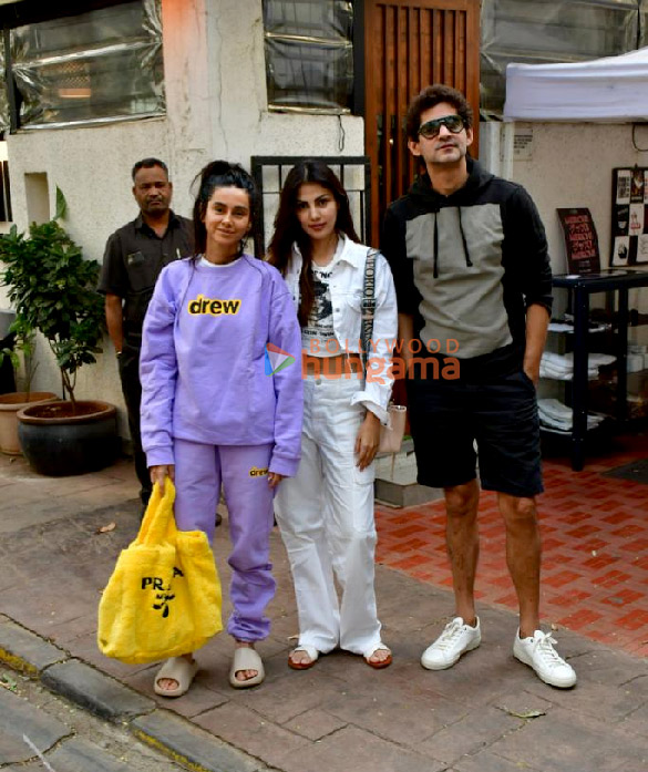 photos rhea chakraborty shibani dandekar and gaurav kapur snapped in bandra 3