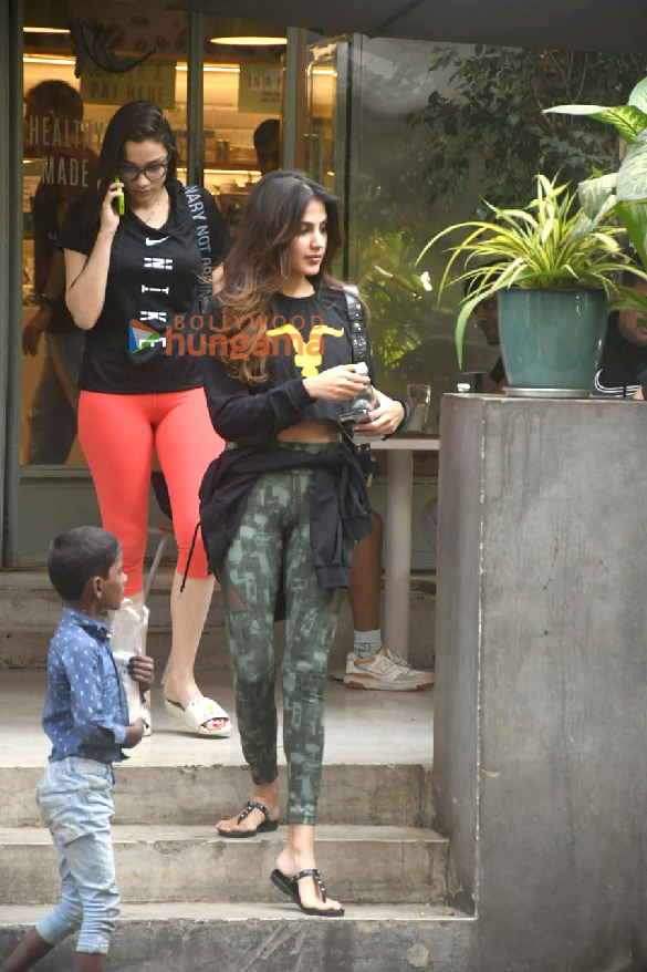 photos rhea chakraborty spotted in bandra 3 5