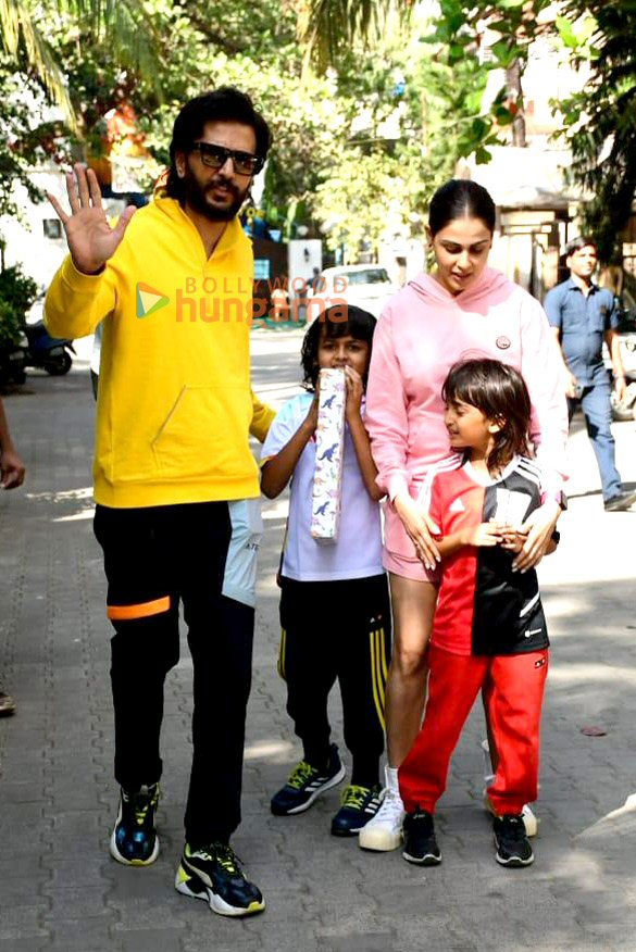 Photos: Riteish Deshmukh, Genelia D’Souza snapped with their kids in Juhu Photos: Riteish Deshmukh, Genelia D’Souza snapped with their kids in Juhu