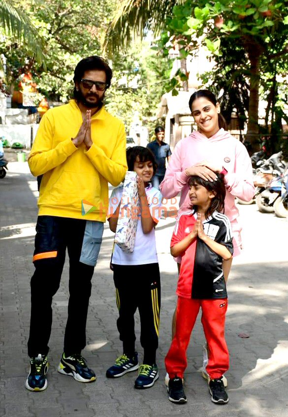 photos riteish deshmukh genelia dsouza snapped with their kids in juhu 2