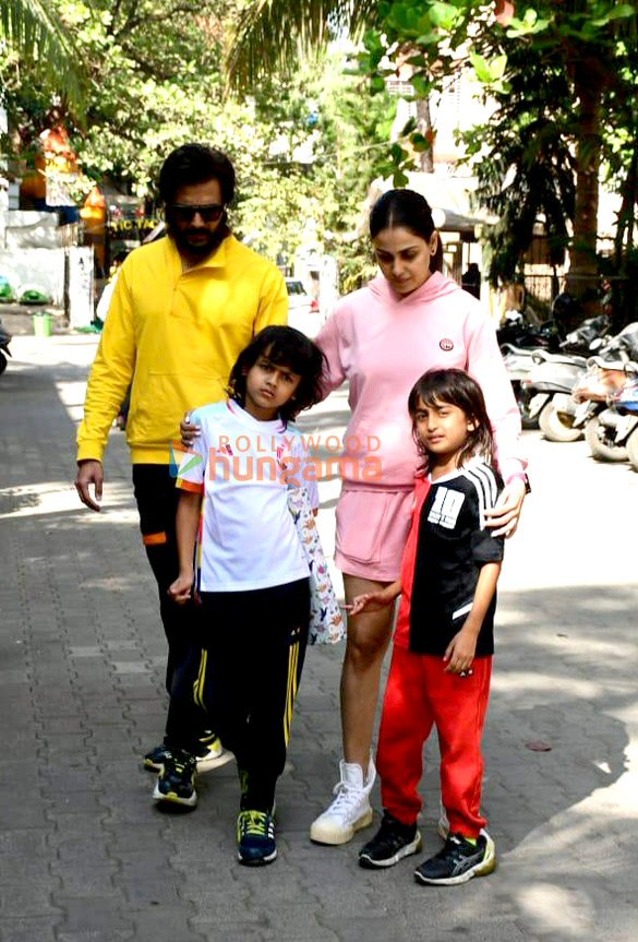 photos riteish deshmukh genelia dsouza snapped with their kids in juhu 4
