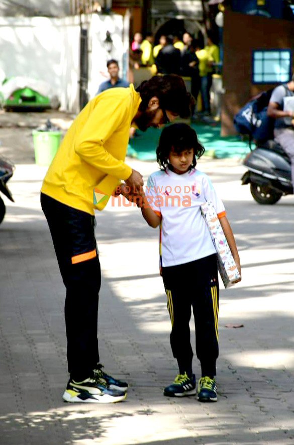 photos riteish deshmukh genelia dsouza snapped with their kids in juhu 5
