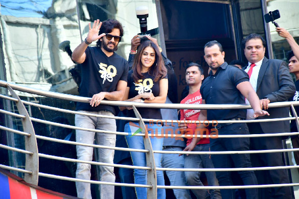 photos riteish deshmukh and genelia dsouza snapped waving to the audience at moviemax sion 4