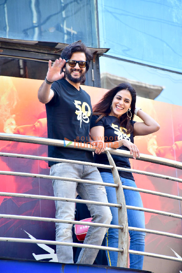 photos riteish deshmukh and genelia dsouza snapped waving to the audience at moviemax sion 5