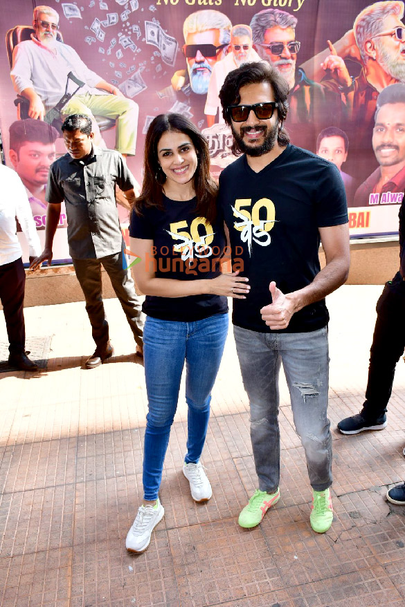 photos riteish deshmukh and genelia dsouza snapped waving to the audience at moviemax sion 6