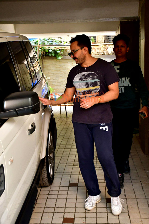 photos saif ali khan snapped at a dubbing studio in khar 4 3