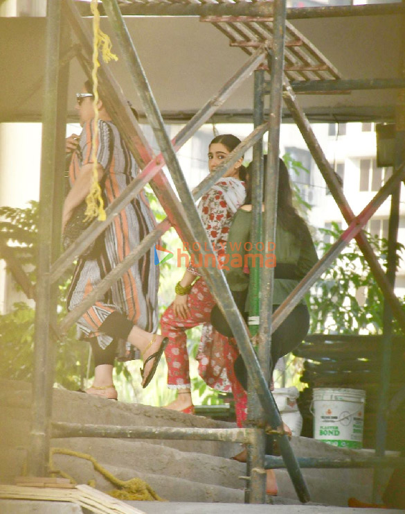 photos sara ali khan and amrita singh snapped searching for a new office in the city 2