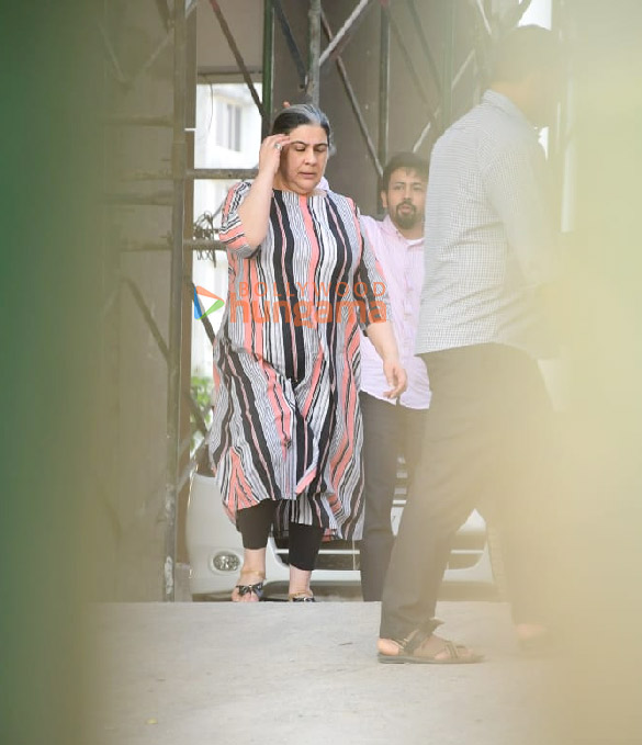photos sara ali khan and amrita singh snapped searching for a new office in the city 4