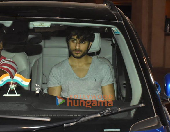 photos sara ali khan and ibrahim ali khan snapped at saif ali khan and kareena kapoor khans house in bandra 3