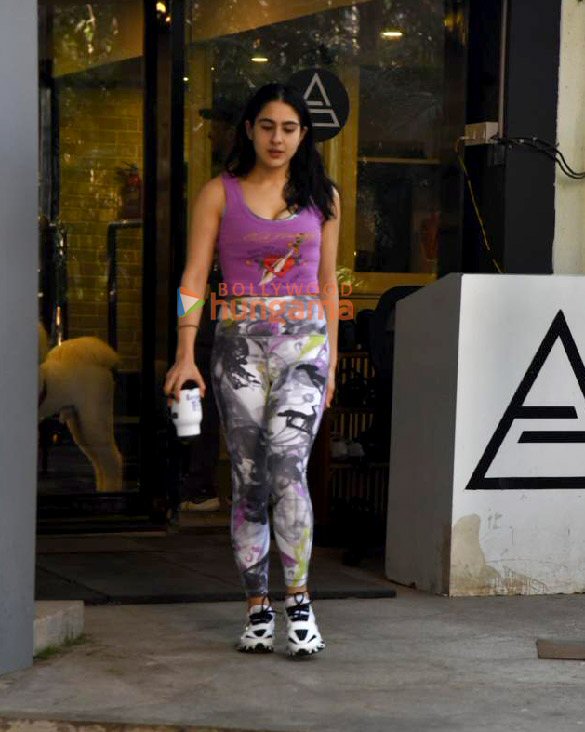 photos sara ali khan spotted outside the gym in bandra 4