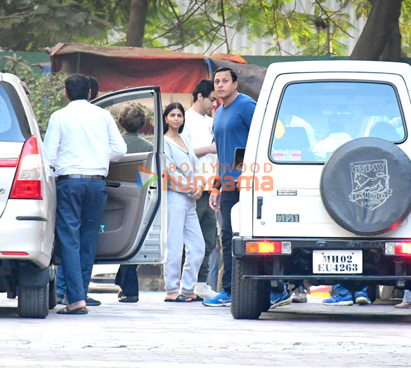 photos shah rukh khan aryan khan and suhana khan snapped at a screening of pathaan 2