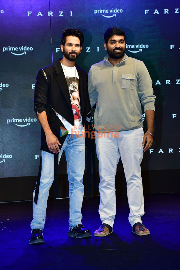 photos shahid kapoor vijay sethupathi and others attend the trailer launch of amazon prime video series farzi more 7