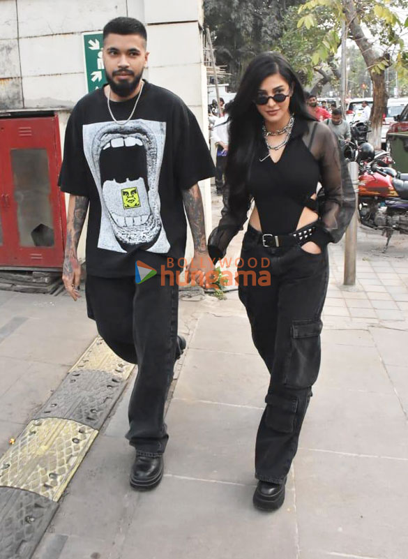 Photos: Shruti Haasan snapped with her boyfriend at Food Mall Photos: Shruti Haasan snapped with her boyfriend at Food Mall