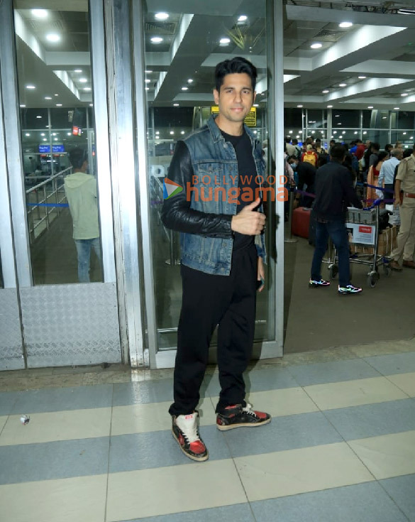 photos sidharth malhotra disha patani anil kapoor and others snapped at the airport 1 3