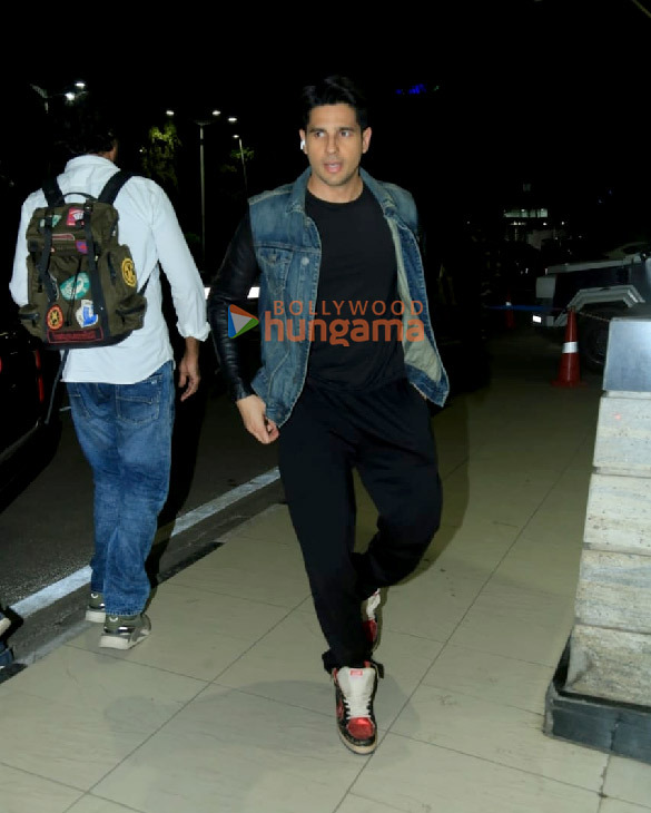 photos sidharth malhotra disha patani anil kapoor and others snapped at the airport 2 3