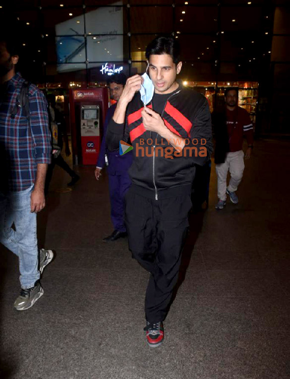photos sidharth malhotra and disha patani snapped at the airport 1
