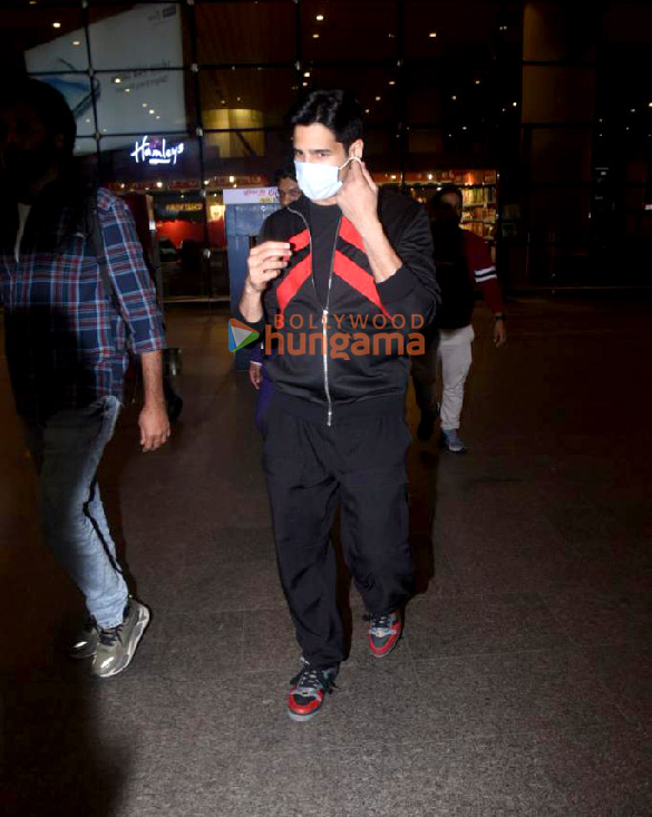 photos sidharth malhotra and disha patani snapped at the airport 3