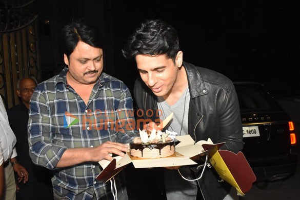 photos sidharth malhotra celebrates his birthday with media at his residence in bandra 1