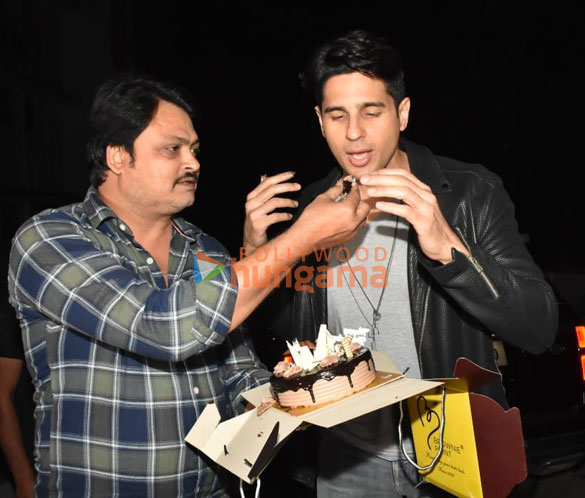 photos sidharth malhotra celebrates his birthday with media at his residence in bandra 3