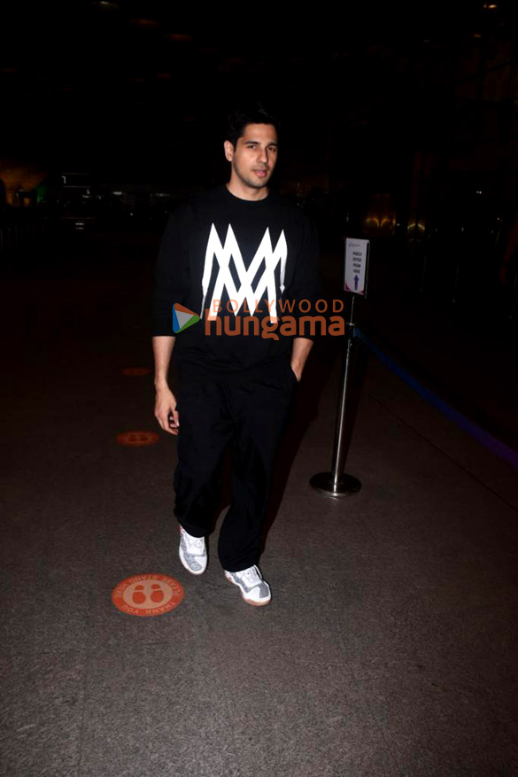 photos sidharth malhotra snapped at the airport 2 2