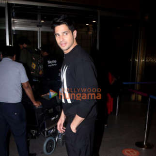 Photos: Sidharth Malhotra snapped at the airport