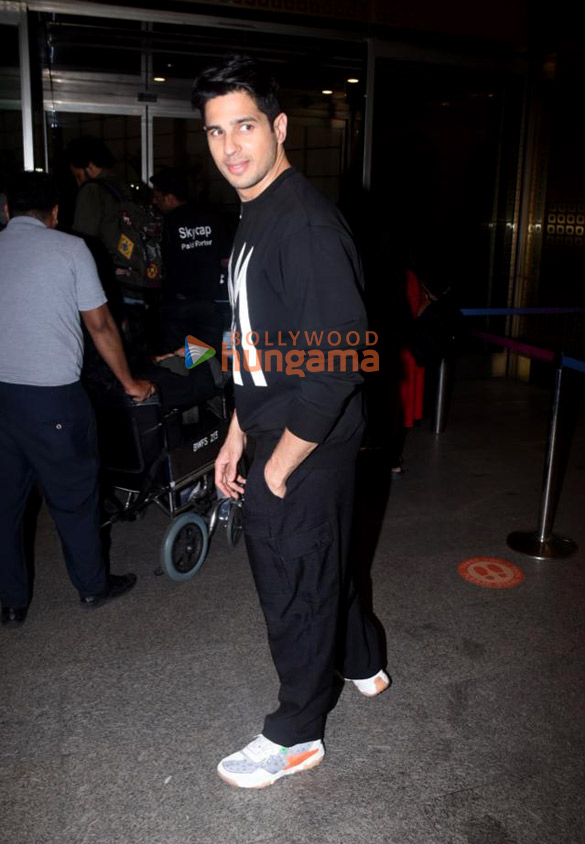 Photos: Sidharth Malhotra snapped at the airport Photos: Sidharth Malhotra snapped at the airport