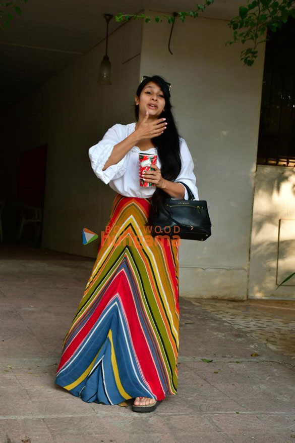 photos tanishaa mukerji snapped in bandra 2