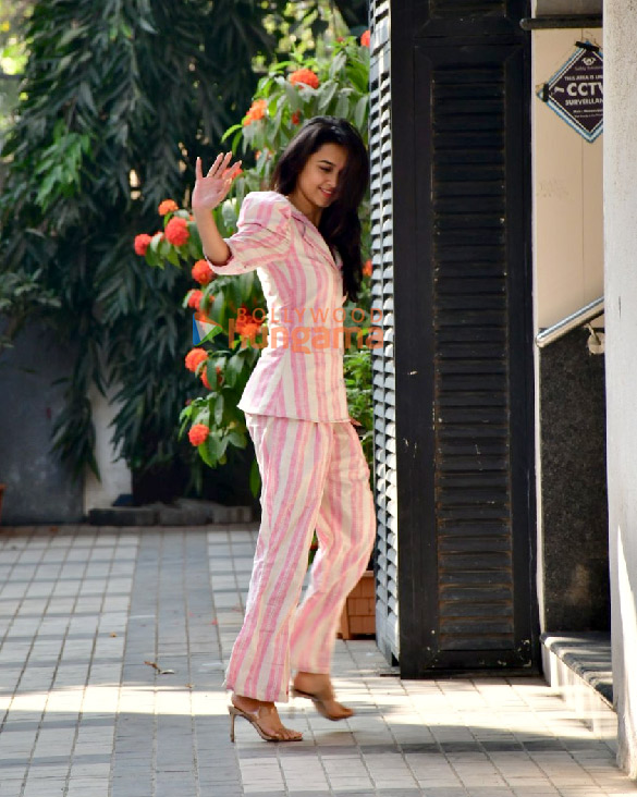 photos tejasswi prakash snapped in khar 2