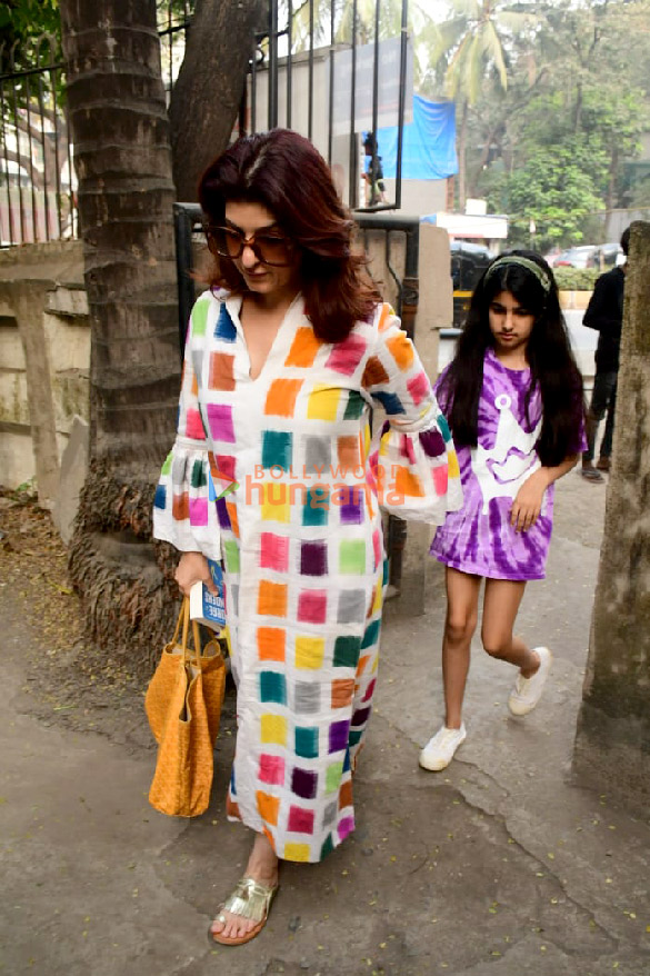 Photos: Twinkle Khanna snapped with her daughter Nitara Kumar in Juhu | Parties & Events