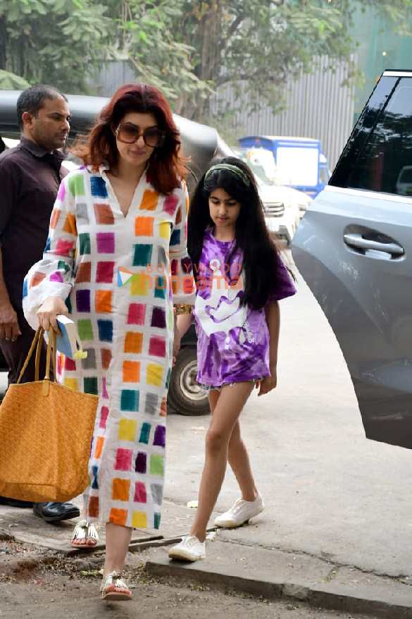 photos twinkle khanna snapped with her daughter nitara kumar in juhu 4