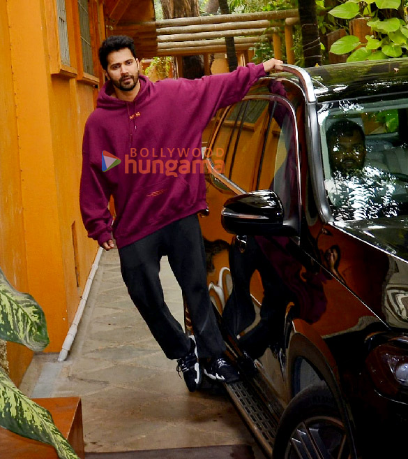 photos varun dhawan snapped outside a dance class in juhu 1