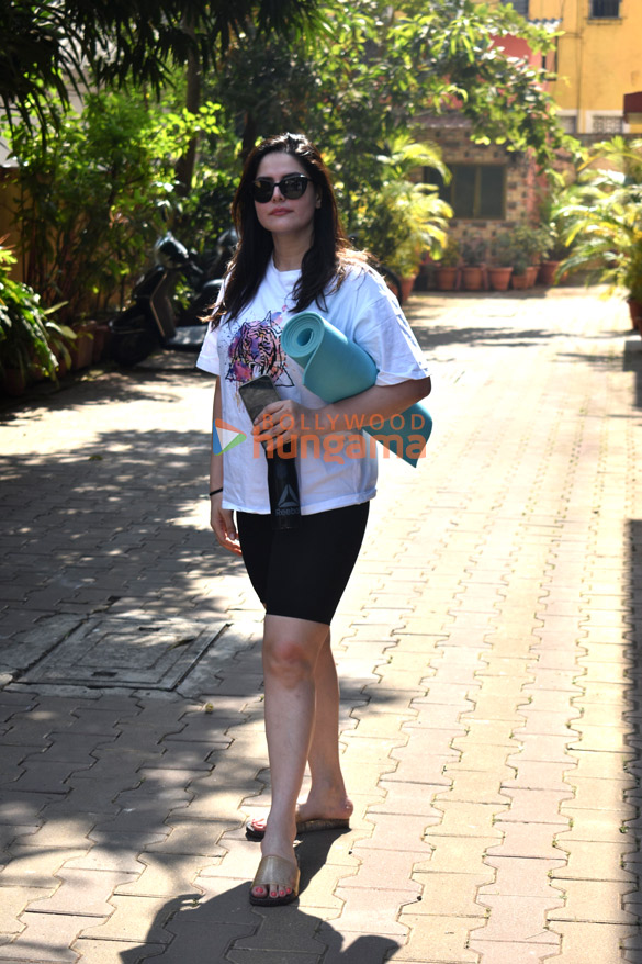 photos zareen khan spotted in bandra 1