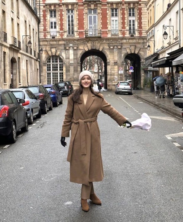 Shanaya Kapoor takes over the streets of Paris dressed in brown trench coat and cigarette pants; offers a glimpse of her Parisian holiday, which includes flowers and hot chocolate 