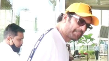 Sharad Kelkar poses for paps sporting a casual look at the airport