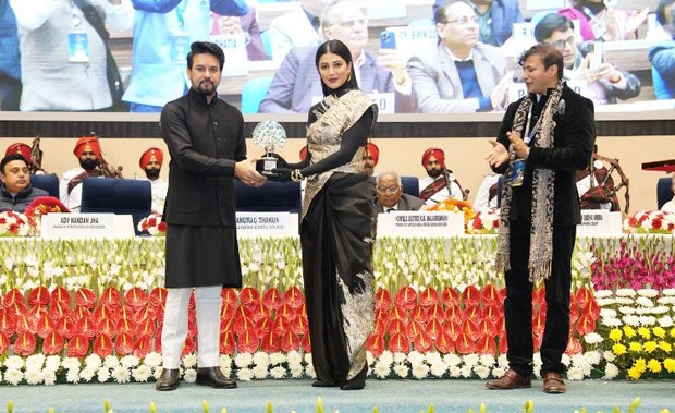 Shruti Haasan recieves Power Corridors (PC) Indian Achievers awards in Delhi