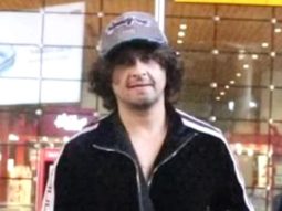 Sonu Nigam gets snapped at the airport donning an all black outfit