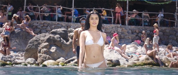 5 Best beach looks by Shraddha Kapoor in the track ‘Tere Pyaar Me’ that have us daydreaming about our next vacation