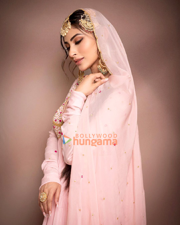 mouni roy 6 57