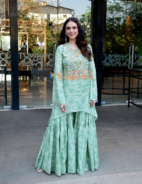 photos aditi rao hydari snapped promoting her web show taj divided by blood in juhu 1