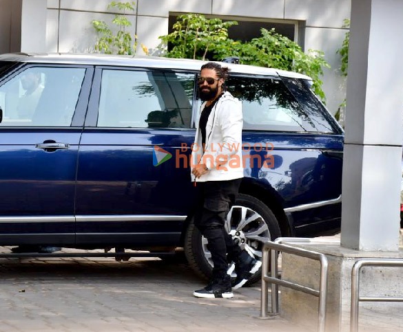 photos ajay devgn and yash snapped at kalina airport 1