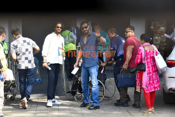 photos ajay devgn snapped with his mother at kalina airport 2
