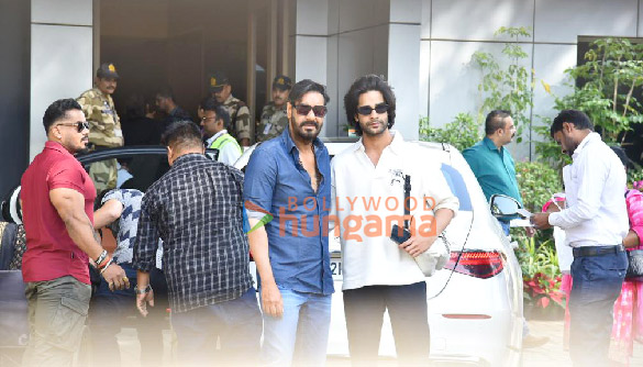 photos ajay devgn snapped with his mother at kalina airport 3